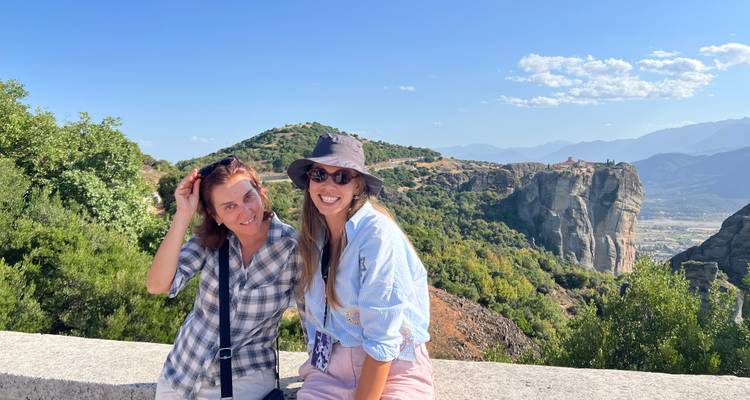 Deux femmes posant avec le paysage pittoresque des monastères des Météores.