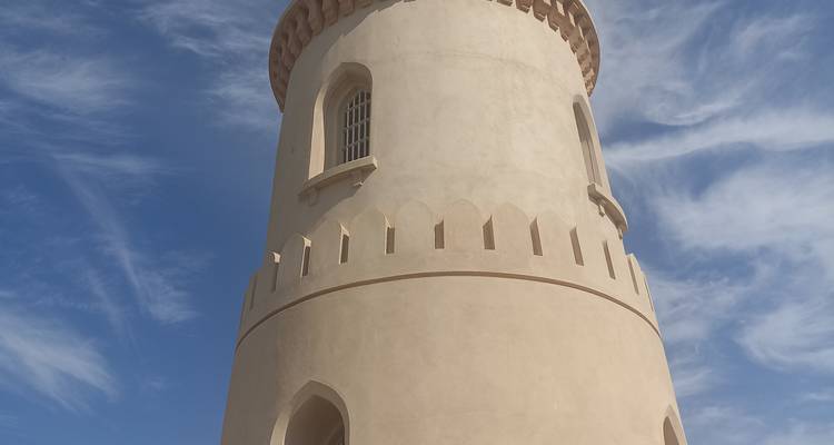 Tour de guet historique avec un ciel bleu clair.