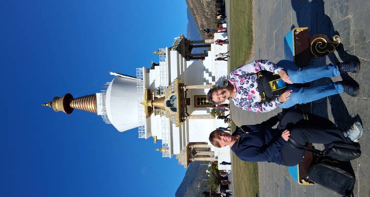 Zwei Frauen posieren vor dem National Memorial Chorten in Bhutan.