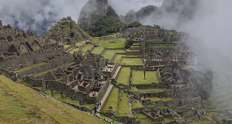 Vista panorámica de la antigua ciudad inca de Machu Picchu envuelta en niebla.