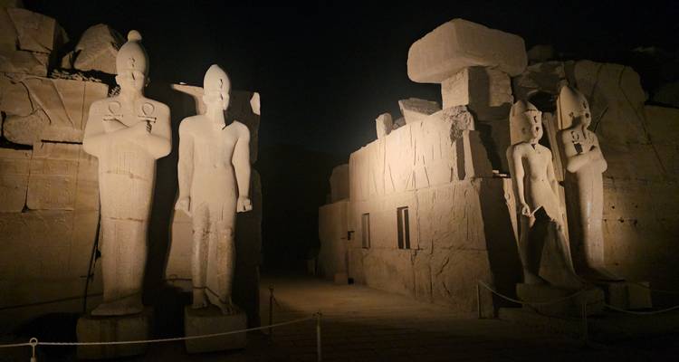 Estatuas antiguas iluminadas por la noche.