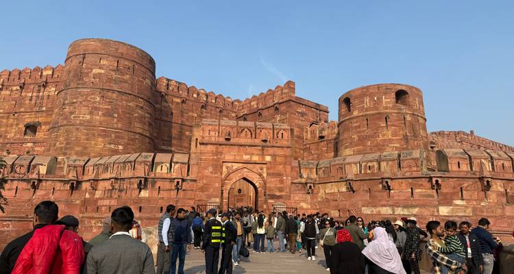 Personnes à l'extérieur du Fort d'Agra, un grand fort en grès rouge