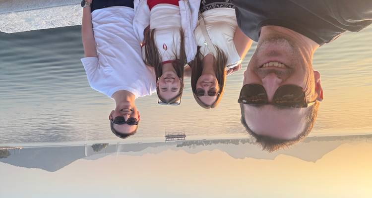 Familia posando junto a un lago durante el atardecer en Udaipur.