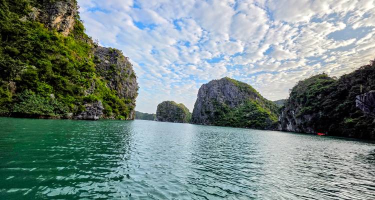 Falaises calcaires au-dessus des eaux turquoise dans la baie d'Halong, Vietnam.
