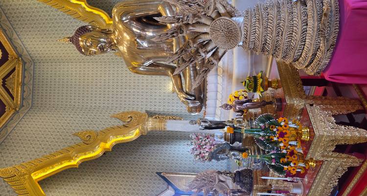 Statue dorée de Bouddha dans un temple richement décoré à Bangkok.