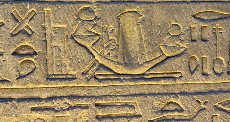 Hiéroglyphes égyptiens antiques sur un mur de temple.