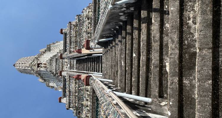 Escalera empinada que conduce a una estructura de templo de piedra.