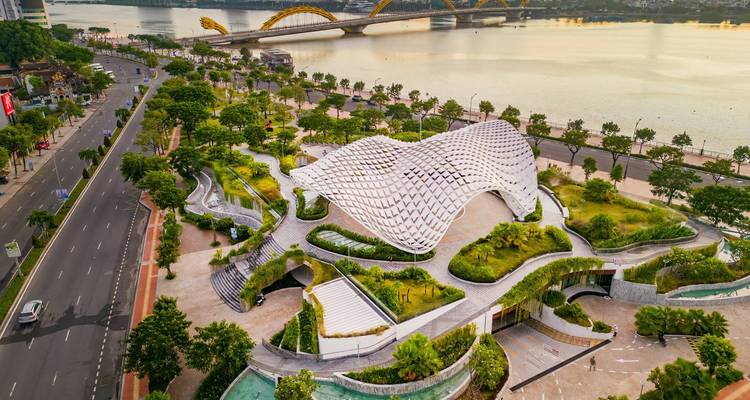 Arquitectura moderna cerca de un río en un paisaje urbano