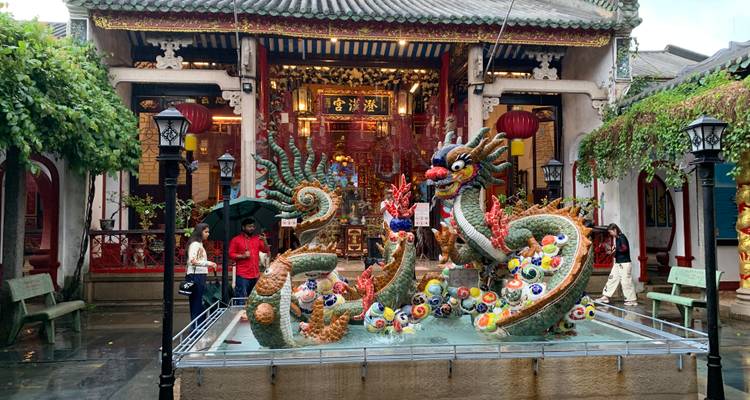 Cour de temple avec une sculpture de fontaine dragon