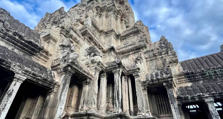 Antigua estructura de templo de piedra con tallados intrincados.