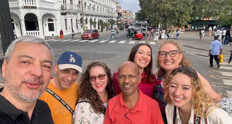 Groupe de touristes dans une rue devant une architecture coloniale.