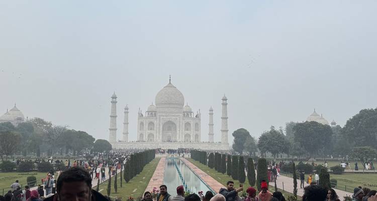 Zona turística con el Taj Mahal a la distancia y muchos visitantes.