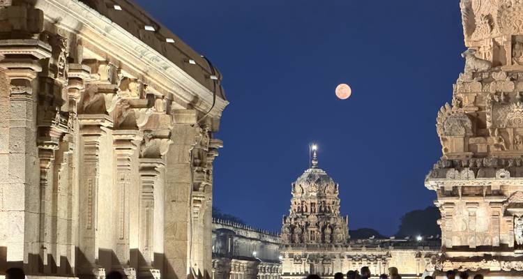 Grand temple architectural avec une pleine lune.