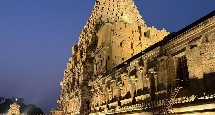 Magnifique structure de temple illuminée la nuit.