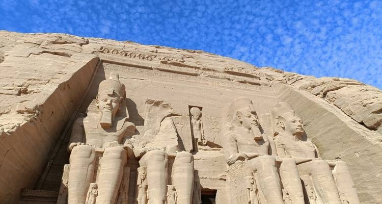 Vue de face des temples d'Abou Simbel avec un ciel bleu dégagé.