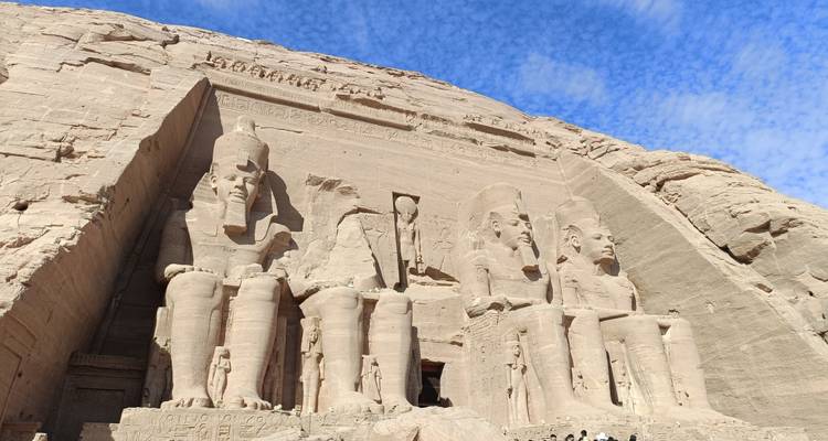 Entrée du temple d'Abou Simbel avec ciel bleu.