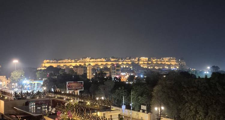 Vista nocturna de un fuerte grande e iluminado.