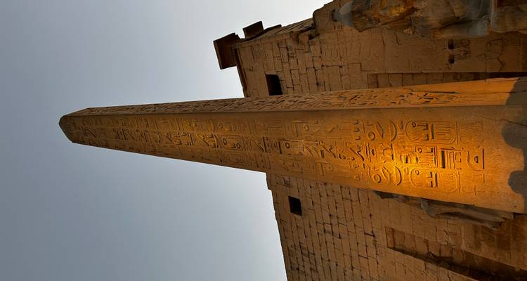 Un obélisque illuminé avec des hiéroglyphes anciens