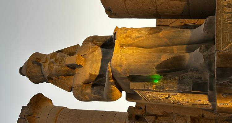 Statue assise d'un pharaon antique vivement éclairée