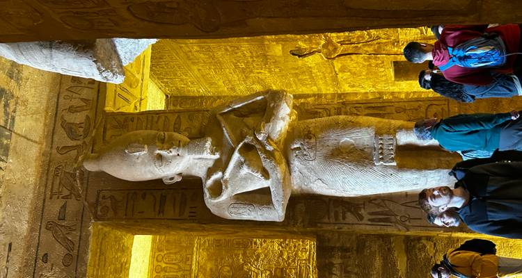 Intérieur d'un temple ancien avec des touristes et des hiéroglyphes