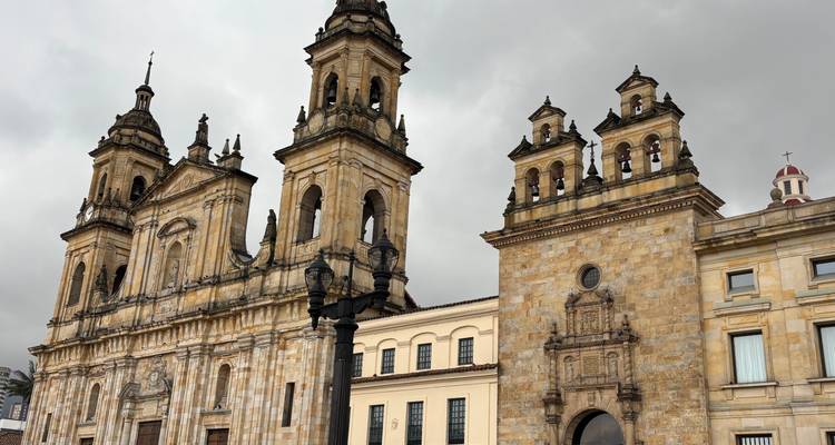 Cathédrale historique avec un ciel nuageux.