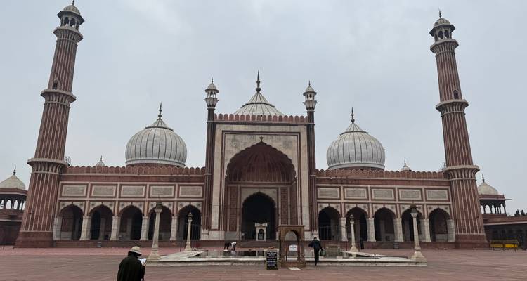 Jama Masjid, una gran mezquita con tres cúpulas y dos minaretes.