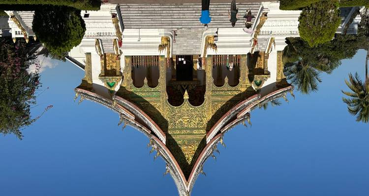 Templo ornamentado con una fachada colorida contra un cielo despejado.