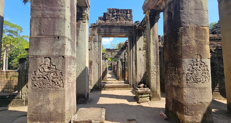 Stenen tempelruïnes met gravures en zuilen.