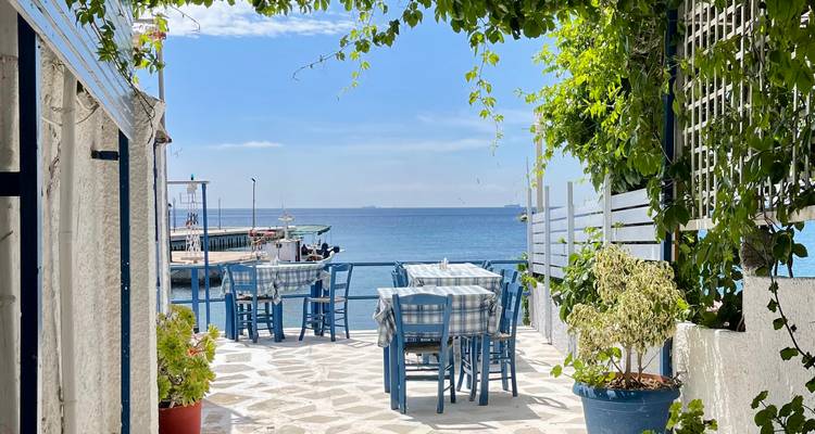 Configuración de mesa de café costero con vista al mar.