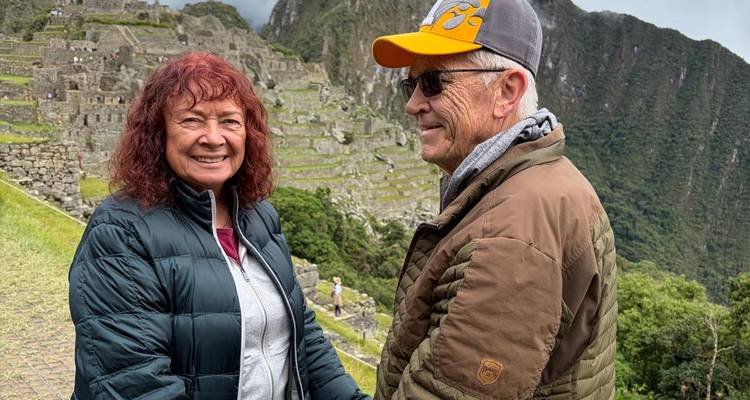Couple posant devant des ruines anciennes.