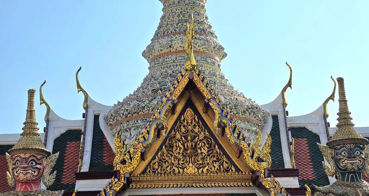 Fachada ornamentada de templo con decoraciones detalladas.