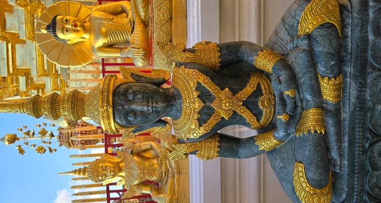 Estatuas budistas con intrincados detalles dorados.