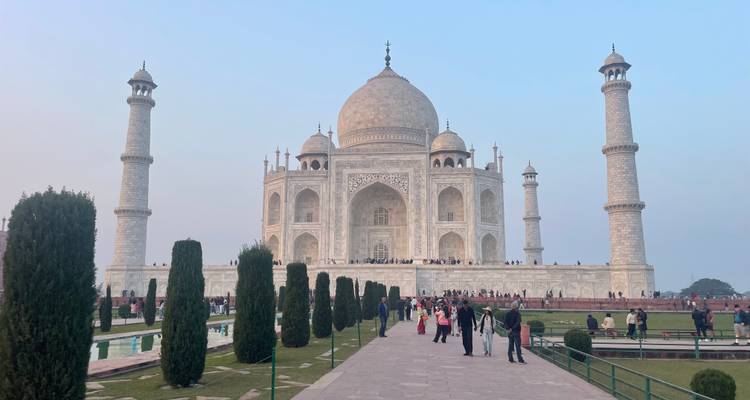 Taj Mahal mit Besuchern, die darauf zugehen.