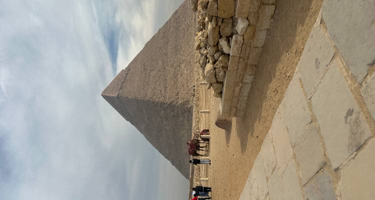 Grande Pyramide de Gizeh par temps nuageux avec des visiteurs