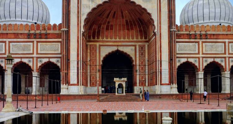 Majestueuse mosquée reflétée dans l'eau.