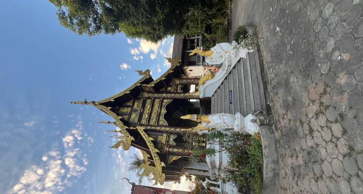 Temple richement décoré avec ciel nuageux.