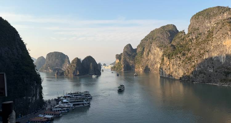Vista general de barcos navegando entre altos karsts de piedra caliza.