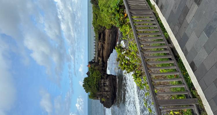 Formación rocosa costera dramática con un tranquilo telón de fondo oceánico.