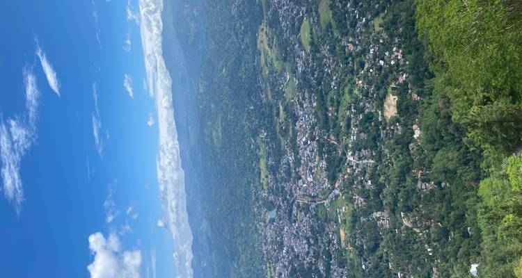 Vue aérienne d'une ville avec des montagnes au loin.