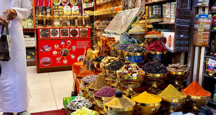 Marché aux épices coloré avec des épices aux couleurs vives dans des bols ornementés.