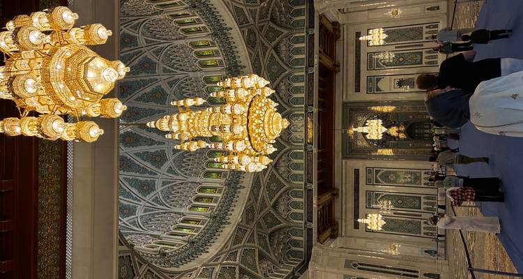 Intérieur orné avec un grand lustre dans une mosquée.