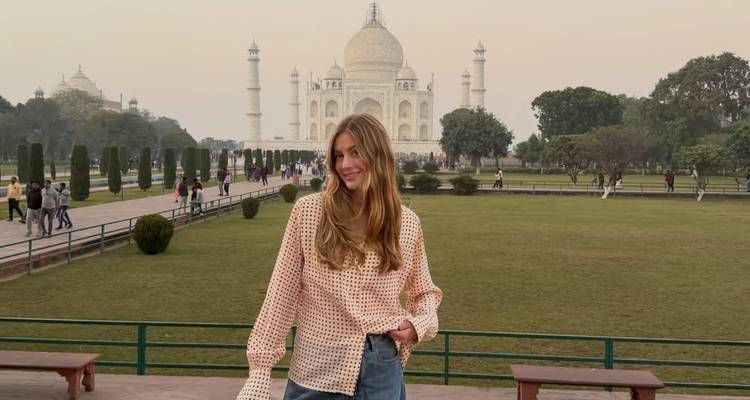 Une personne qui pose devant le Taj Mahal.