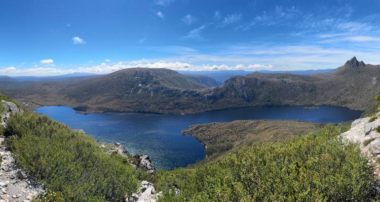 Vista panorámica de un gran lago rodeado de montañas.