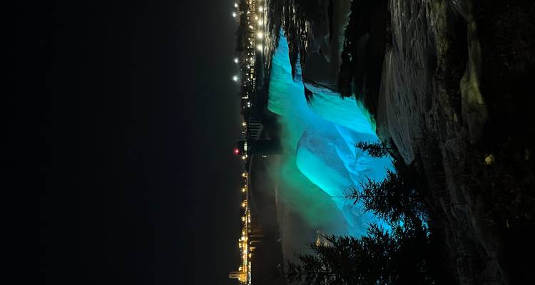 Chutes du Niagara illuminées la nuit avec des lumières colorées.