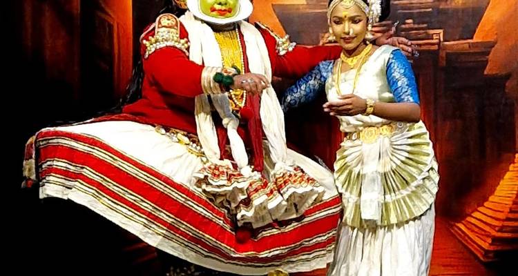 Bailarines tradicionales realizando una danza cultural con vestimenta colorida.