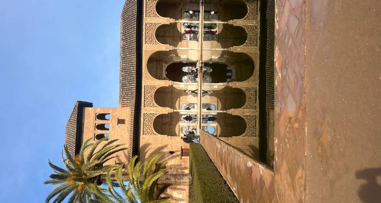 Une cour historique avec une fontaine réfléchissante et des arcs à l'Alhambra.
