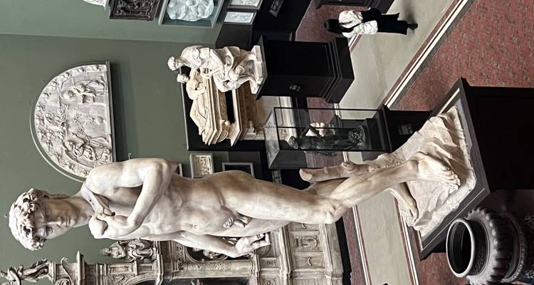 Varias estatuas clásicas dentro de un museo de arte.