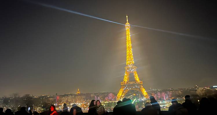 La Torre Eiffel ilumina el cielo nocturno en París.