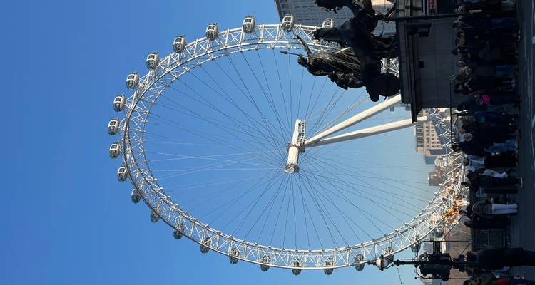 La Noria de Londres elevándose contra un cielo azul brillante.
