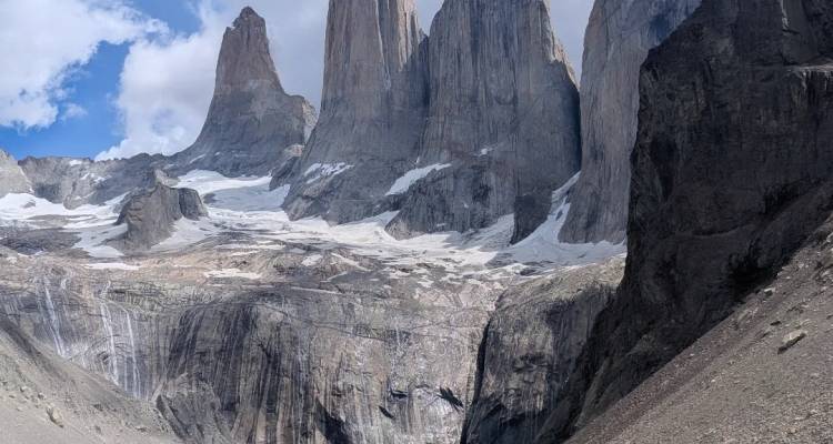 Picos de granito imponentes con nieve en un paisaje montañoso.